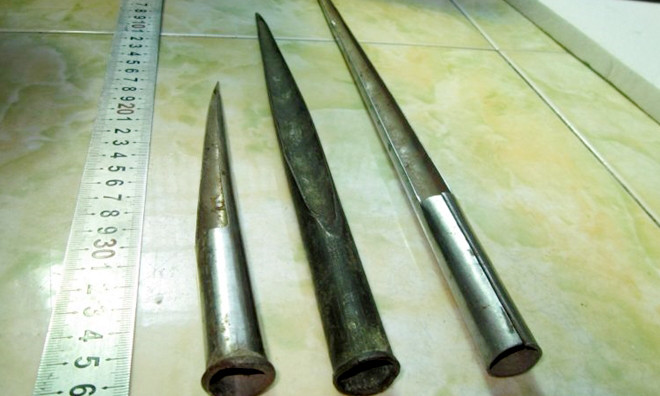 Khánh dùng cây xăm gạo đâm anh Thương trọng thương. Ảnh minh họa