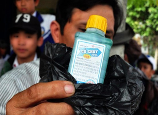 Anh Hải nhập viện sau khi uống cốc nước có thuốc diệt co do vợ pha. Ảnh: CTV.