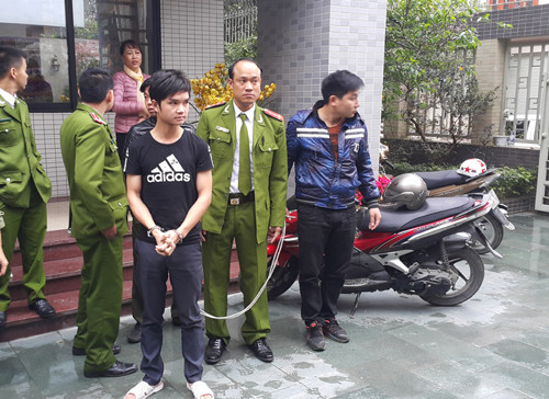 Phan Bá Nhuần được dẫn tới hiện trường. Ảnh: Hải Bình.