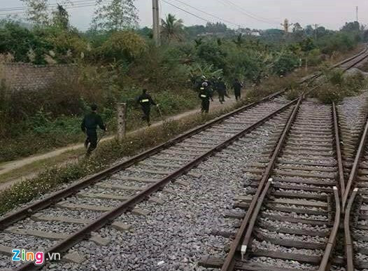 Lúc 13h45 ngày 5/3, tại khu Trại Chuối, ở thôn Tràng Bạch, xã Hoàng Quế, thị xã Đông Triều (Quảng Ninh), Cơ quan cảnh sát điều tra phối hợp với nhiều lực lượng đến từ cảnh sát cơ động, cảnh sát giao thông và Công an thị xã Đông Triều đột kích vào tụ điểm 