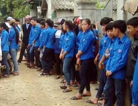 Nhiều bạn học của Chuẩn đến chia buồn cùng gia đình Ảnh: Huy Thư