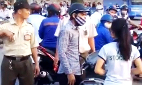 Thanh niên đội mũ bảo hiểm, bịt khẩu trang được xác định là người cầm dao chém nữ công nhân tên Anh. Ảnh cắt từ clip