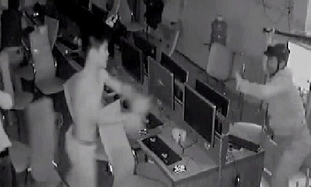 Hình ảnh hiện trường lúc 7 đối tượng xông vào quán Internet chém trọng thương 2 người