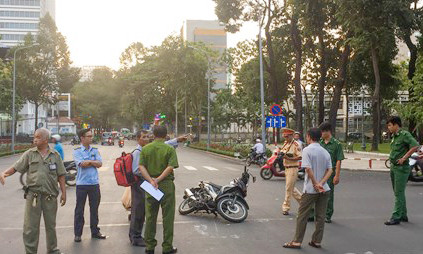 Lực lượng chức năng có mặt tại hiện trường lập biên bản vụ việc