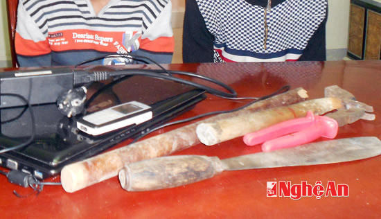 Tang vật và các đồ dùng mà Huy và Đạt dùng để phá két sắt mà cơ quan công an thu giữ được