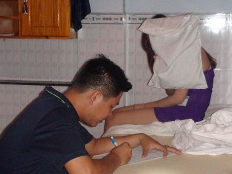 Bắt quả tang hàng chục nhân viên mát xa đang kích dục cho khách