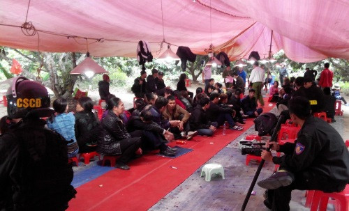 Cuộc đột kích của hàng trăm cảnh sát trưa ngày 5/3 vào sớn bạc gần 200 người tại thôn Tràng Bạch, xã Hoàng Quế. Ảnh: Nguyễn Khánh