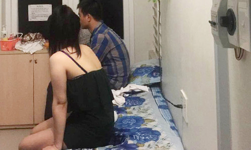 Nữ nhân viên được trả cao nhất 500 nghìn đồng mỗi lần kích dục cho khách. Ảnh: Quốc Thắng