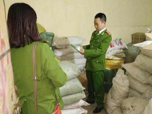 Lực lượng chức năng kiểm tra kho hàng