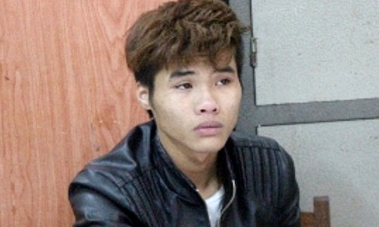 Bị kề dao vào cổ, tài xế taxi vật lộn với tên cướp để thoát thân