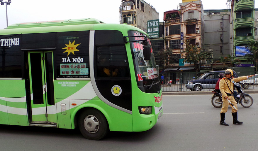 Các tổ tuần tra kiểm soát CSGT tập trung xử lý các hành vi vi phạm của ô tô, đặc biệt là xe khách, tại các tuyến đường gần các bến xe, khu vực dễ bị ùn tắc giao thông do xe đón trả khách không đúng nơi quy định
