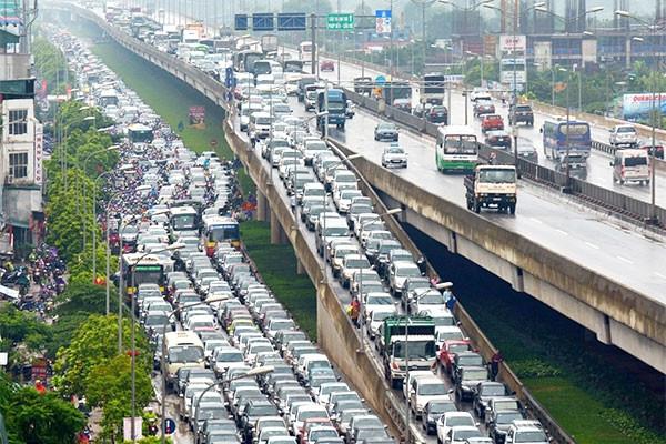 Vào một số ngày có mưa lớn hoặc cao điểm như khai giảng, trước Tết Nguyên đán, đường Nguyễn Xiển và Vành đai 3 Hà Nội đã từng ùn tắc vài km - Ảnh: Hoàng Anh (Zing)