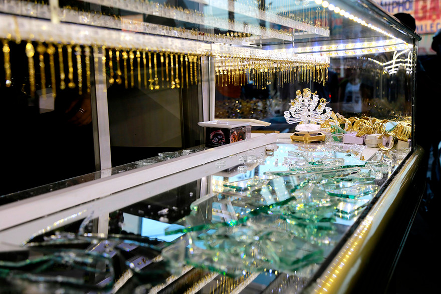 Tủ kính tiệm vàng bị kẻ cướp đập vỡ, lấy đi khoảng 14 lượng vàng gồm đây chuyền và lắc đeo tay 