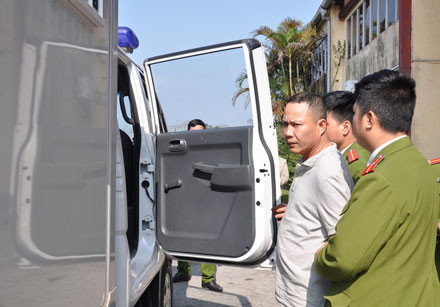 Cơ quan chức năng tiến hành bắt giữ đối tượng buôn lậu tê tê sau khi người này bỏ trốn lên đồi