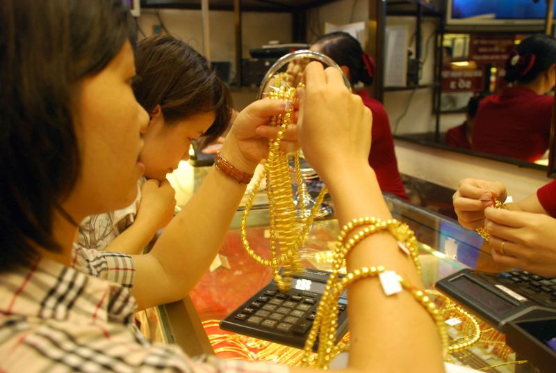 Vàng quay đầu giảm sau phiên tăng nhẹ hiếm hoi