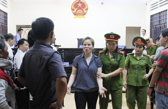 Trong các phiên tòa trước đó, cũng như tại phiên tòa ngày 2-10, khi đứng trước vành móng ngựa được chủ tọa phiên tòa thẩm vấn về nội dung cáo trạng của Viện kiểm sát nhân dân huyện Định Quán đã tống đạt, các bị cáo Lân, Lập và Hoàng đều đồng loạt phản bác