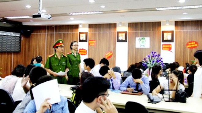 Cơ quan Công an làm nhiệm vụ tại công ty Khải Thái. Ảnh: An ninh Thủ đô