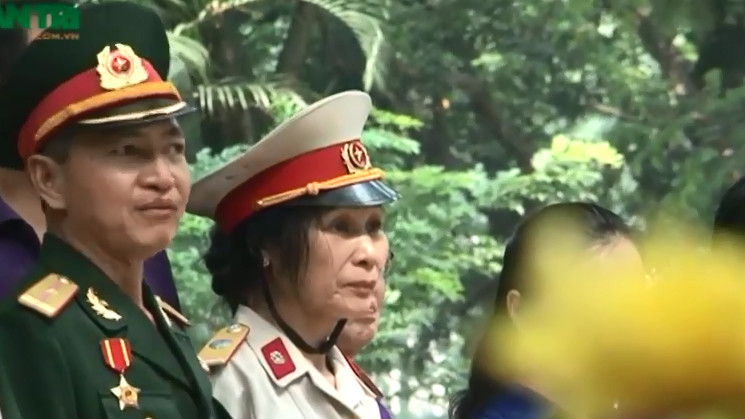 Người dân dâng hương tưởng nhớ Đại tướng Võ Nguyên Giáp