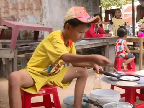 Cậu bé bán bánh xèo 'nuôi' mẹ tâm thần, bà già yếu