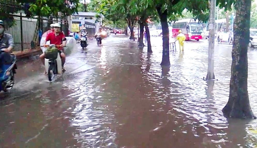 Mưa ngập trên đường Hoàng Quốc Việt chiều 7/6