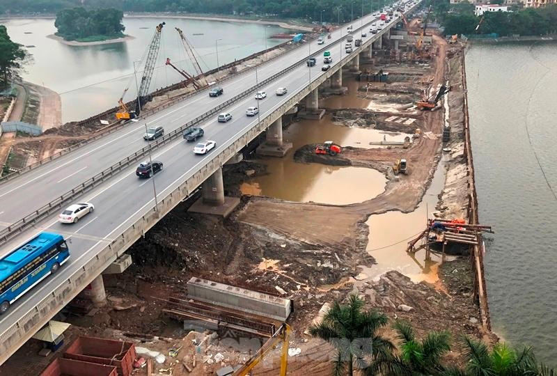 Mặt hồ Linh Đàm bị xẻ đôi vì dự án cầu cạn chậm trả mặt bằng