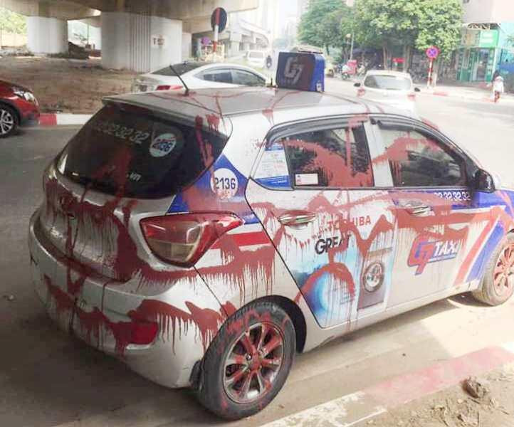 Hiện trường xe taxi hãng G7 bị tạt sơn.