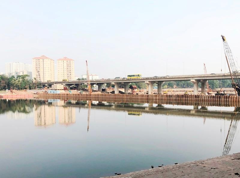Lòng hồ Linh Đàm bị ngăn đôi để thực hiên dự án cầu cạn 2 năm qua.