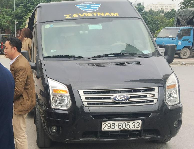 Xe khách loại Limousine là xe 16 chỗ được hoán cải thành xe đeo biển hợp đồng 9 chỗ. Ảnh: T.Đảng