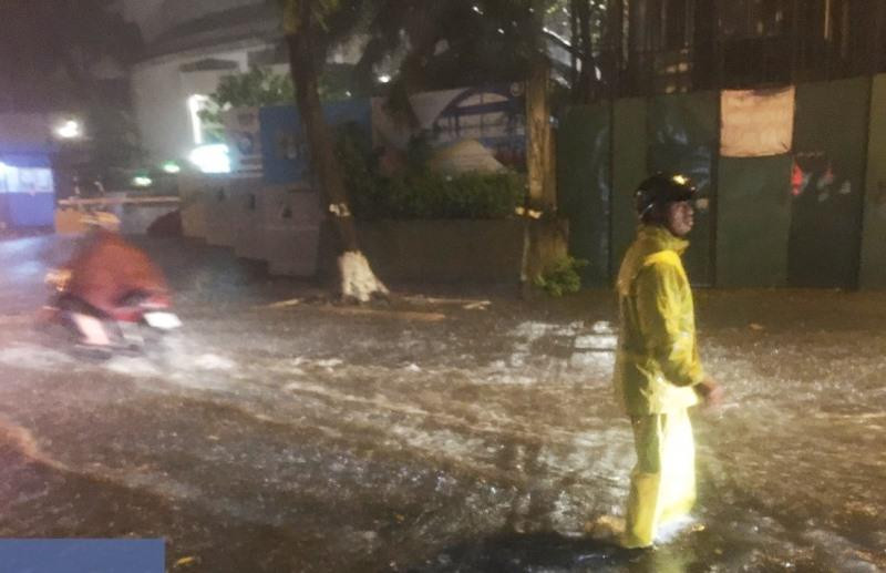 Mưa ngập trên phố Thụy Khuê tối 22/6