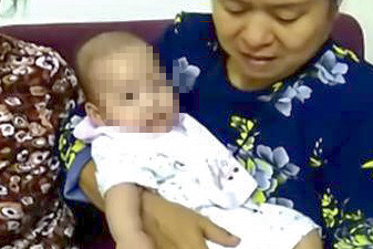 Cháu bé được người dân chung cư tạm thời chăm sóc.