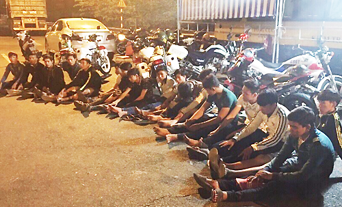 Các thanh niên bị cảnh sát bắt giữ 10/4. Ảnh: C.A.