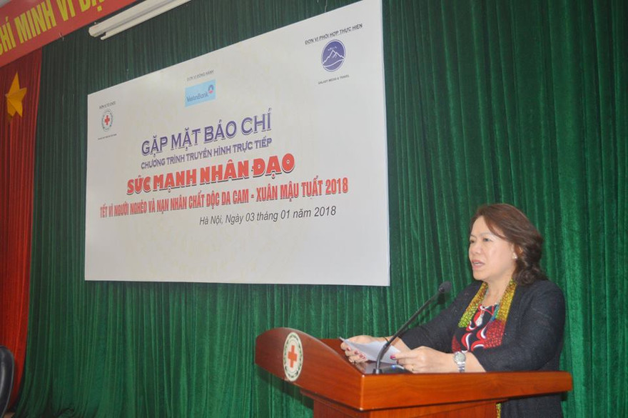 Bà Nguyễn Thị Xuân Thu, Chủ tịch Hội Chữ thập đỏ Việt Nam giới thiệu về Chương trình “Tết vì người nghèo và nạn nhân chất độc da cam” xuân Mậu Tuất 2018. Ảnh: Kiến Nghĩa. 