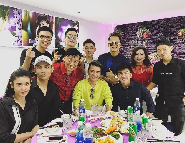 Showbiz 6/1: Sau scandal, Trương Quỳnh Anh và Tim lộ ảnh đi chơi chung