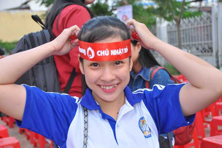 Nữ sinh vui vẻ hưởng ứng Chủ Nhật Đỏ