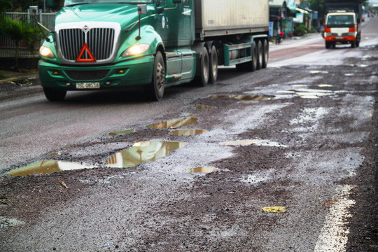 Nhiều người bức xúc vì Quốc lộ 1 qua Bình Định vừa nâng cấp, mở rộng đã hư hỏng, xuống cấp nghiêm trọng