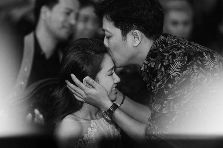 Hành động cầu hôn Nhã Phương trên sóng trực tiếp của Trường Giang đang gây ra nhiều tranh cãi.