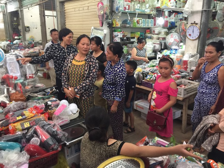 Khách du lịch đến mua sắm ở chợ truyền thống Đồng Đăng. Ảnh: Duy Chiến