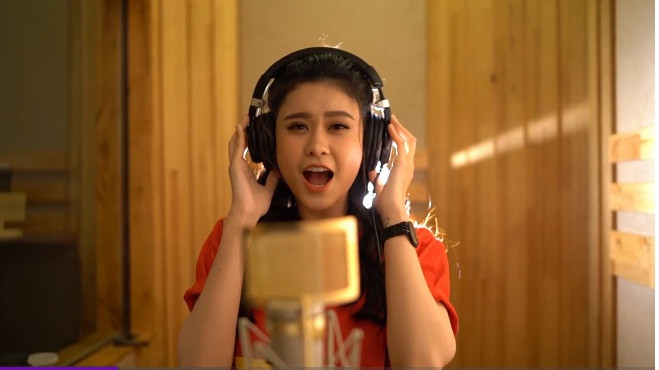 Hình ảnh Trương Quỳnh Anh trong MV cổ vũ U23 Việt Nam.