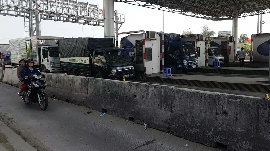 Tài xế của Trung tâm Đào tạo lái xe số 10 phản ứng BOT Cần Thơ – Phụng Hiệp. Ảnh Nhật Huy.