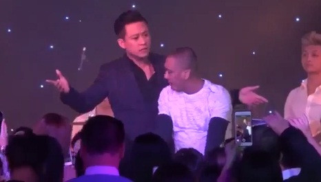 Tuấn Hưng sững sờ trước hành động giật micro của khán giả quá khích.