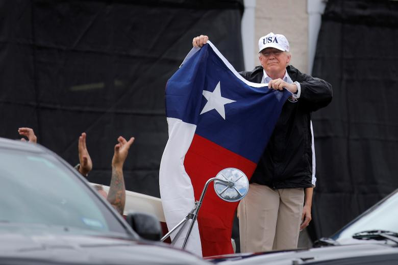 Tổng thống Donald Trump trấn an tinh thần người dân vùng bão trong chuyến khảo sát Texas hôm 28/8. Ảnh: Reuters