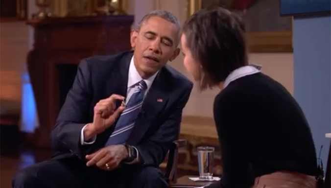 Ông Obama khoe tượng Phật nhỏ. Ảnh: Dailymail.