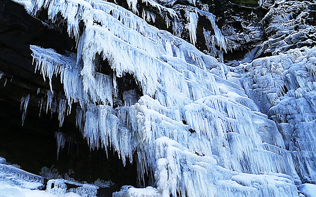 Thác nước hoàn toàn bị đóng băng vì quá lạnh.