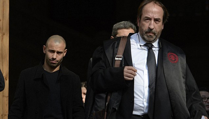 Javier Mascherano (trái) đến tòa án hôm 21/1. Cầu thủ này bị cáo buộc hai tội danh trốn thuế vào năm 2011 và 2012, với số tiền tổng cộng khoảng 1,75 triệu đôla đánh trên thu nhập từ quảng cáo. 