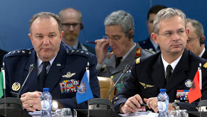 Quan chức NATO họp kín về thay đổi chiến lược đối phó với Nga. Ảnh: AP.