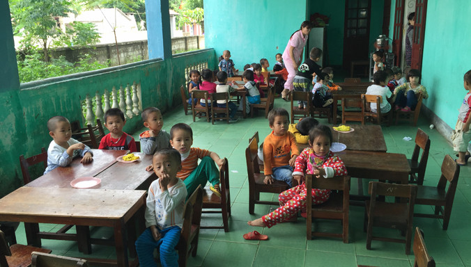 Sau khi phát hiện nhà trường bớt thịt của trẻ, rất nhiều phụ huynh đã cho các cháu nghỉ học để phản đối.