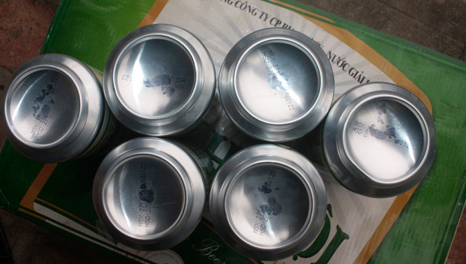 Các lon bia được phát hiện tại đám cưới của anh Nguyễn Tấn Phong (Tân Vinh, Tam Vinh, Phú Ninh, Quảng Nam) bị nhòe, không đọc được ngày sản xuất cũng như hạn sử dụng khiến khách mời bức xúc, nhiều người bỏ về.