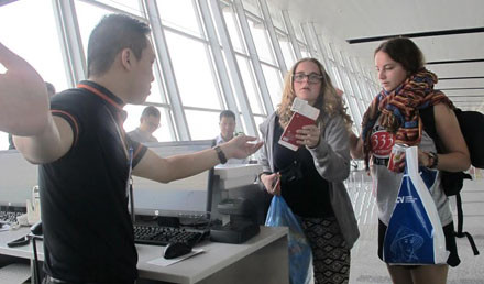 Những hành khách của chuyến bay đầu tiên giữa Hà Nội và Bangkok ngày 29/3.