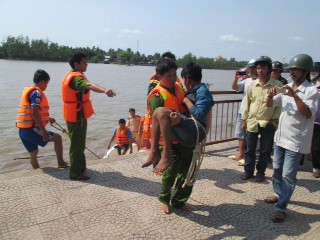 Giải cứu nam thanh niên mắc kẹt giữa trụ cầu khi tự tử