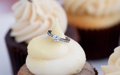 Suýt chết vì nuốt nhẫn kim cương trong bánh ngọt